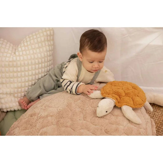 Baby mit Kuscheltier Schildkröte klein in Messingfarbe