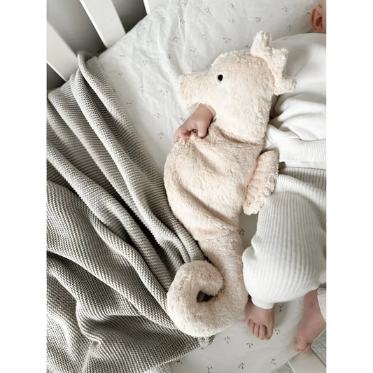 Kuscheltier seepferdchen klein weich rosafarben mit samtiger oberfläche und kleinen schwarzen augen ideal als geschenk für neugeborene