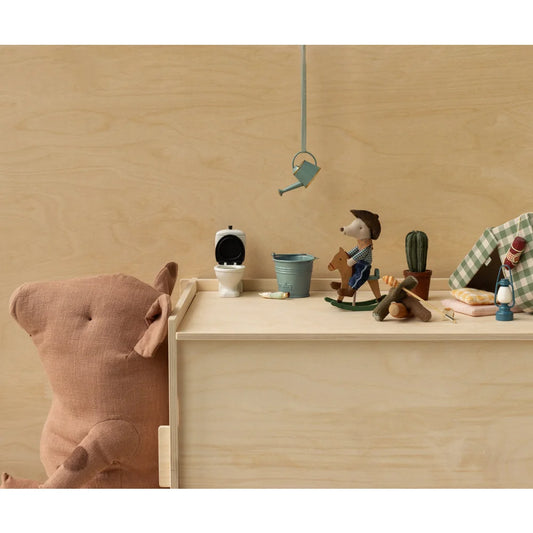 Spielzeuggefüllter Kleiderschrank im Lagerfeuer Set Maus für Kinderzimmerdekoration