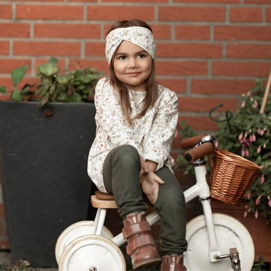 Weiße und braune Lederschuhe mit gestapfter Absatzform