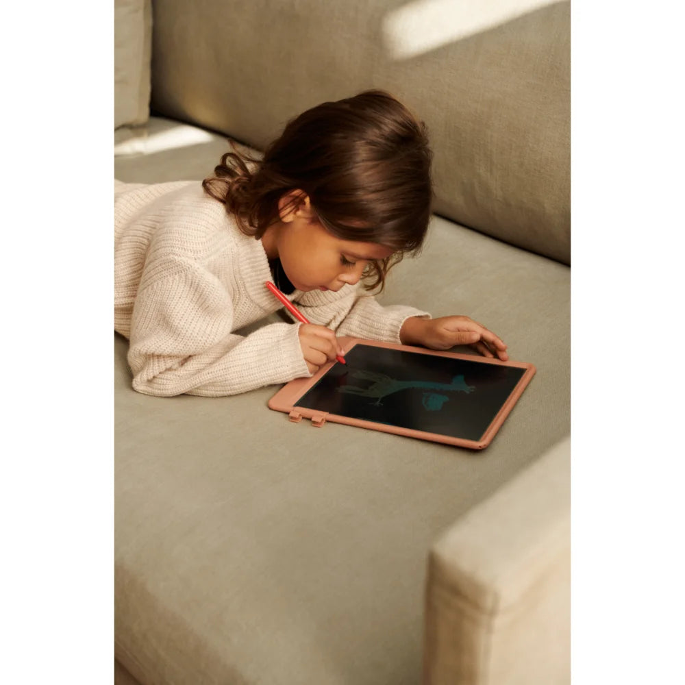 Kind eines Kindes, das auf einem Pinken LCD-Zeichentafel Zora Sandy zeichnet