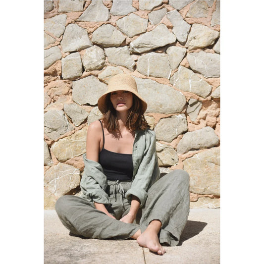 Frau in lässiger Sommermode mit Leinen Hose Isla in der Farbe Fern