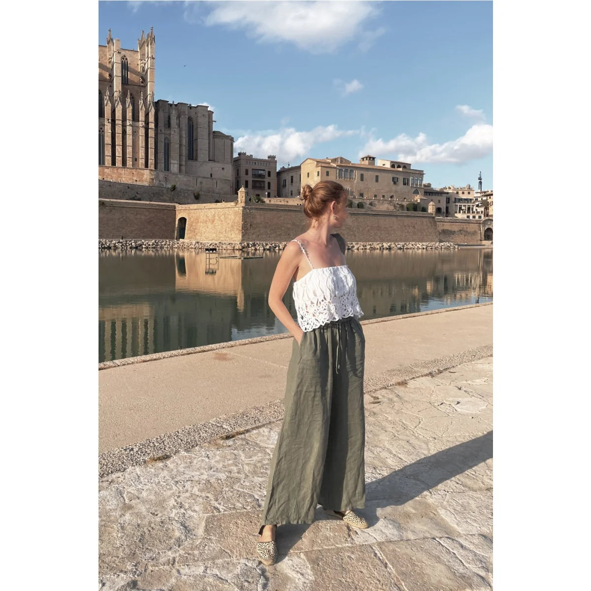 Frau in weißem Oberteil und grüner Hose von Leinen Hose Isla | Fern