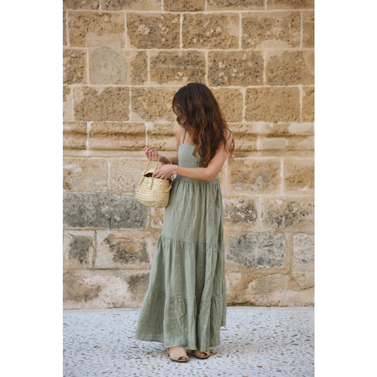Langes, fließendes maxi Kleid in Salbeigrün mit gestuften Rock, getragen von einer Frau