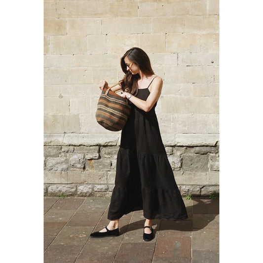 Schwarzes, schichtweise Maxi-Kleid mit dünnen Trägern von Leinen Kleid Alma