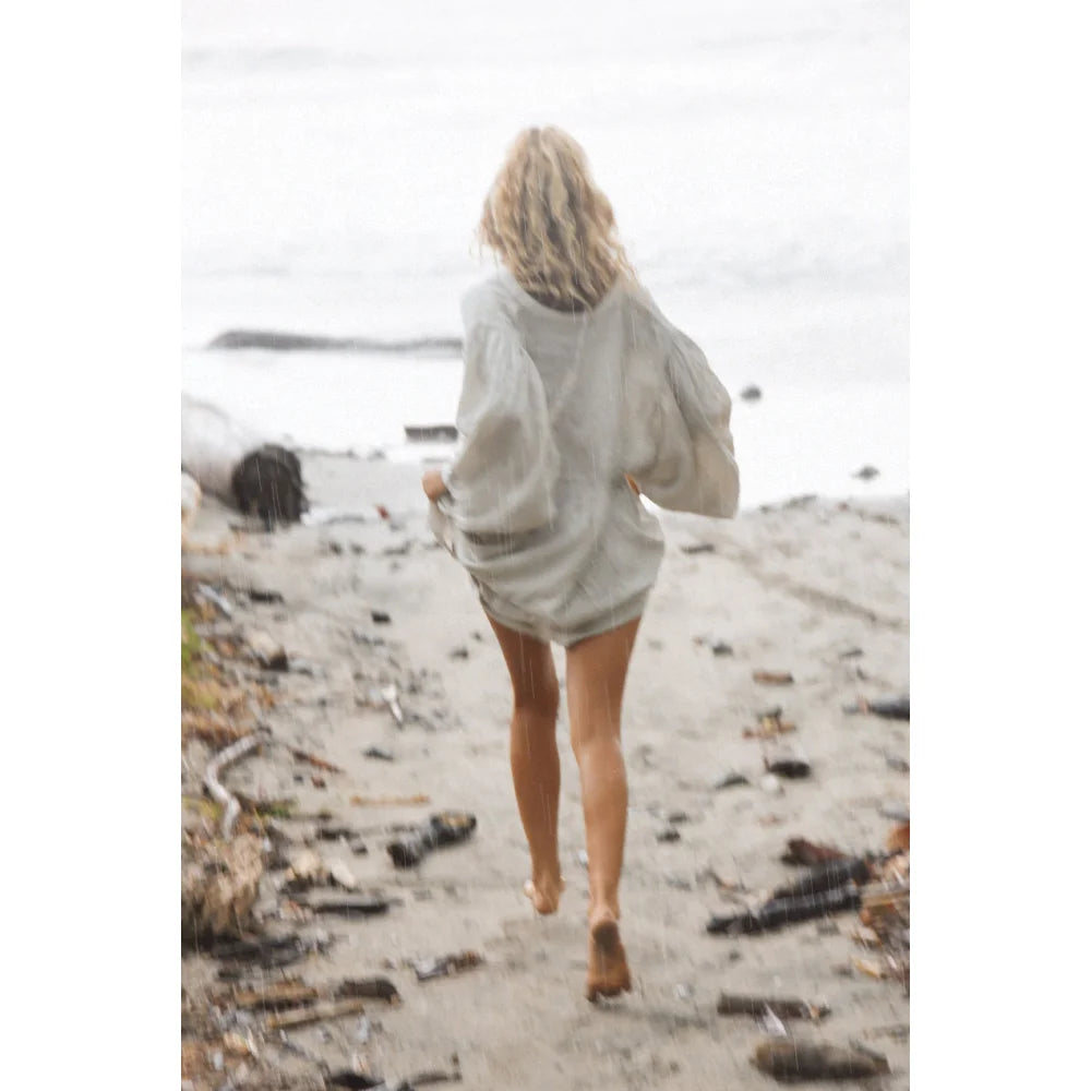 Frau läuft am Strand in Leinen Kleid Bella Moon an einem sonnigen Tag