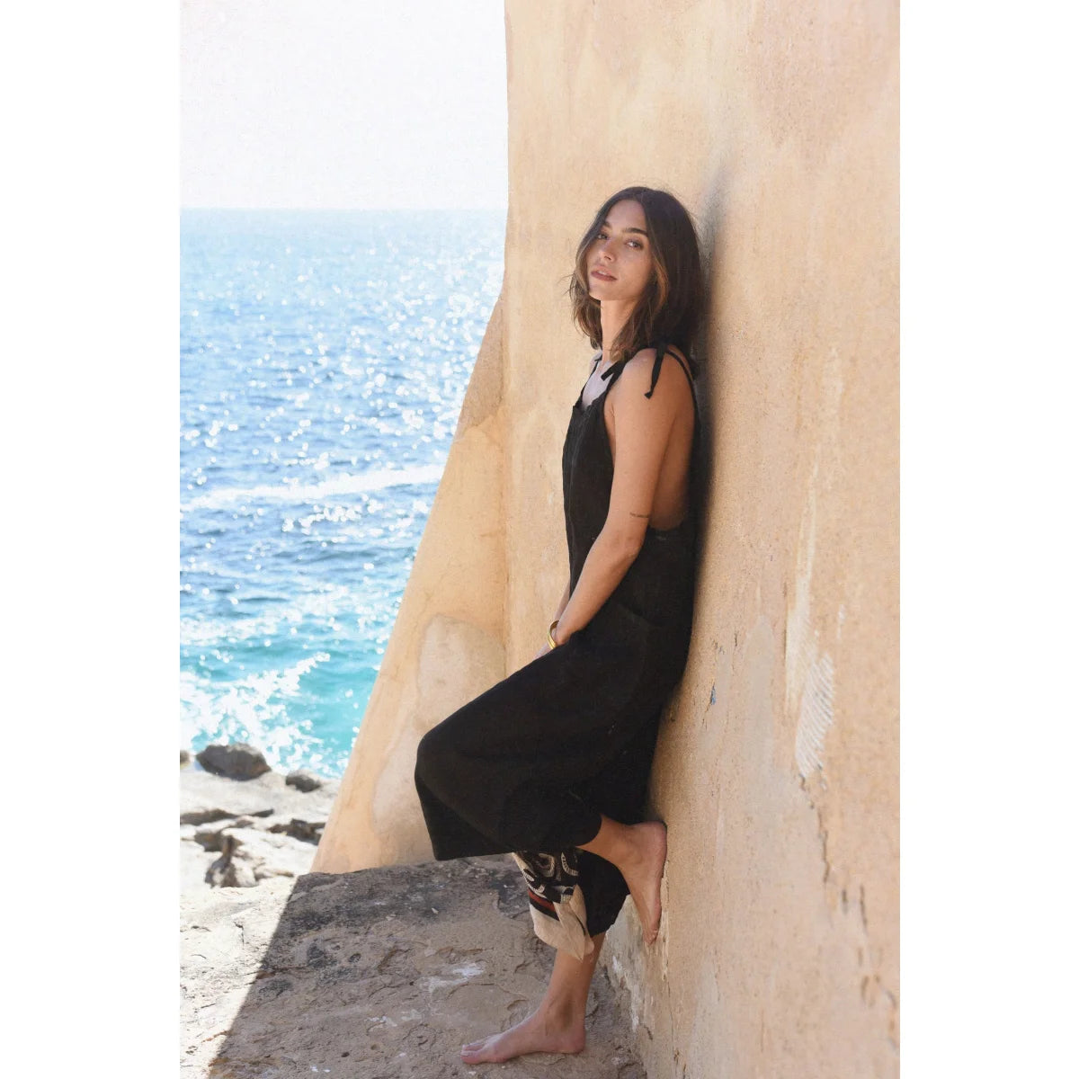 Frau in schwarzem Leinen Overall, stilvoll und elegant, Produkt Leinen Overall Noir