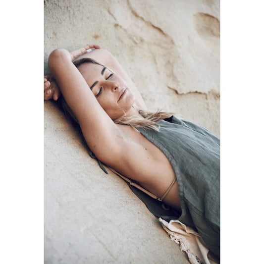 Frau in ärmlosem Leinen Overall Verano kurz trägt das Produkt Fern