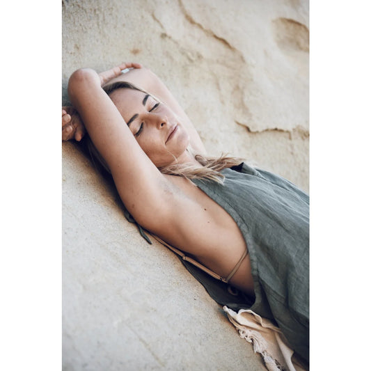 Frau in ärmlosem Leinen Overall Verano kurz trägt das Produkt Fern