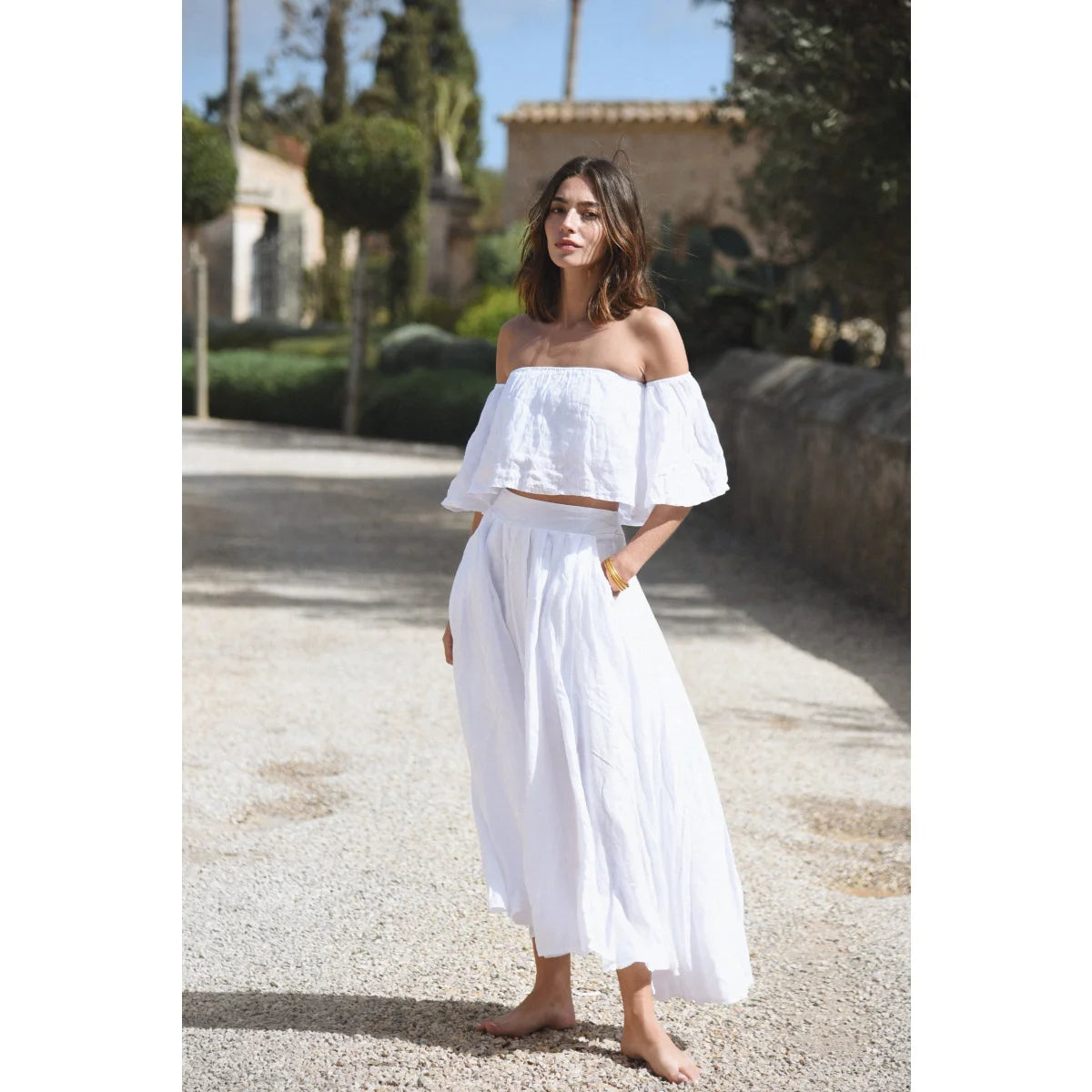 Frau in weißem Off-Shoulder Crop Top und Rock, Leinen Rock Alba Blanco
