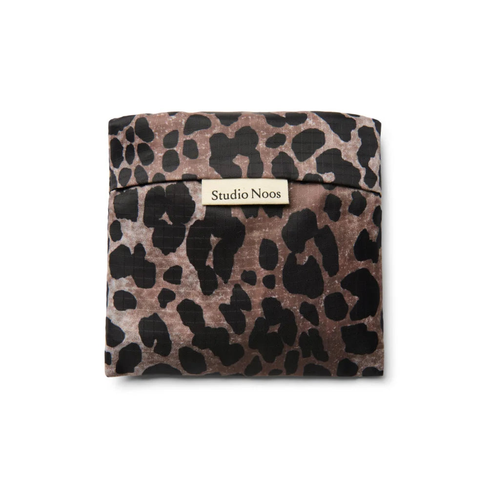 Leopardenmuster Tasche im Produkt Leopard Grocery Bag präsentiert