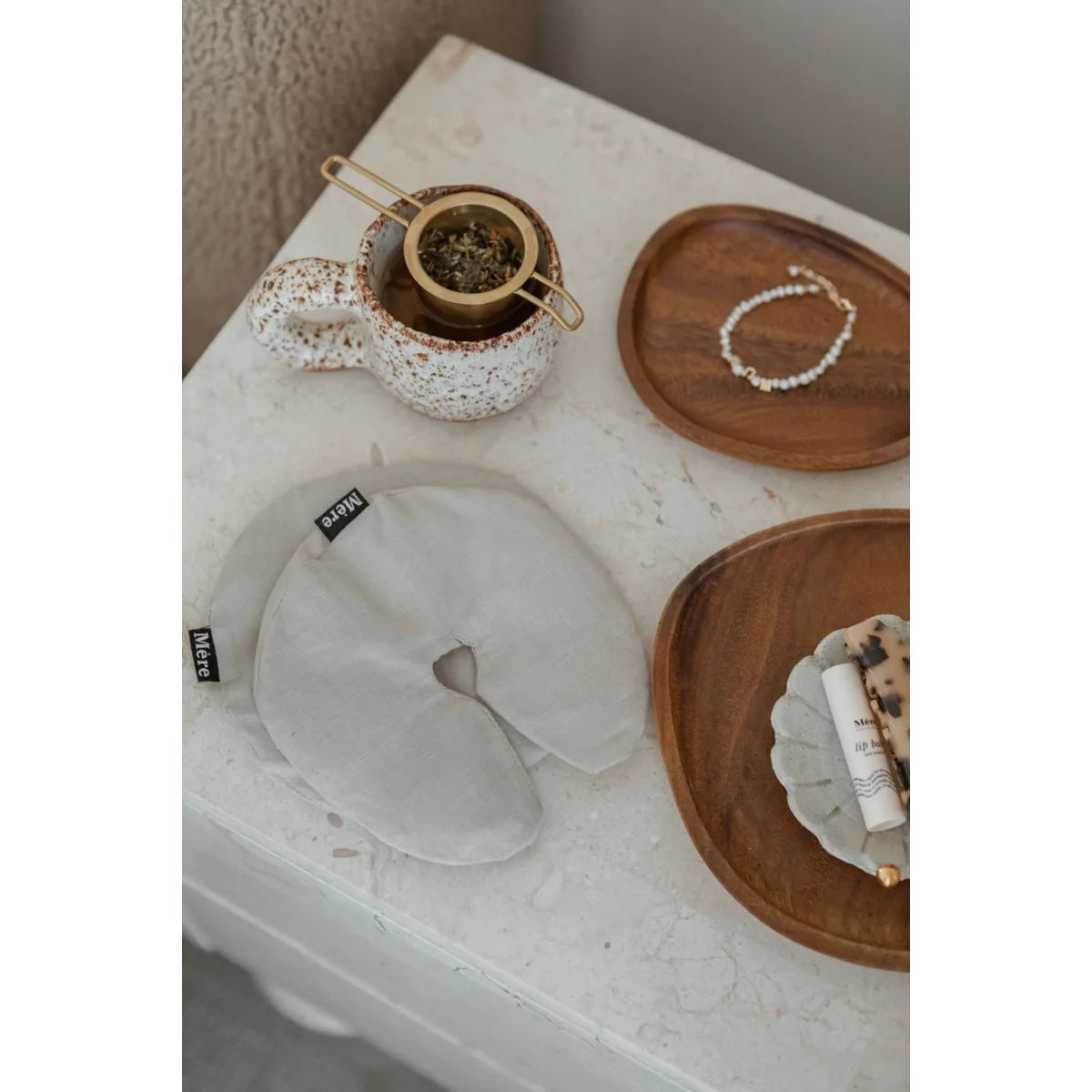 Weißes Nackenkissen mit sichtbarem Etikett für Lip Balm Pink Grapefruit