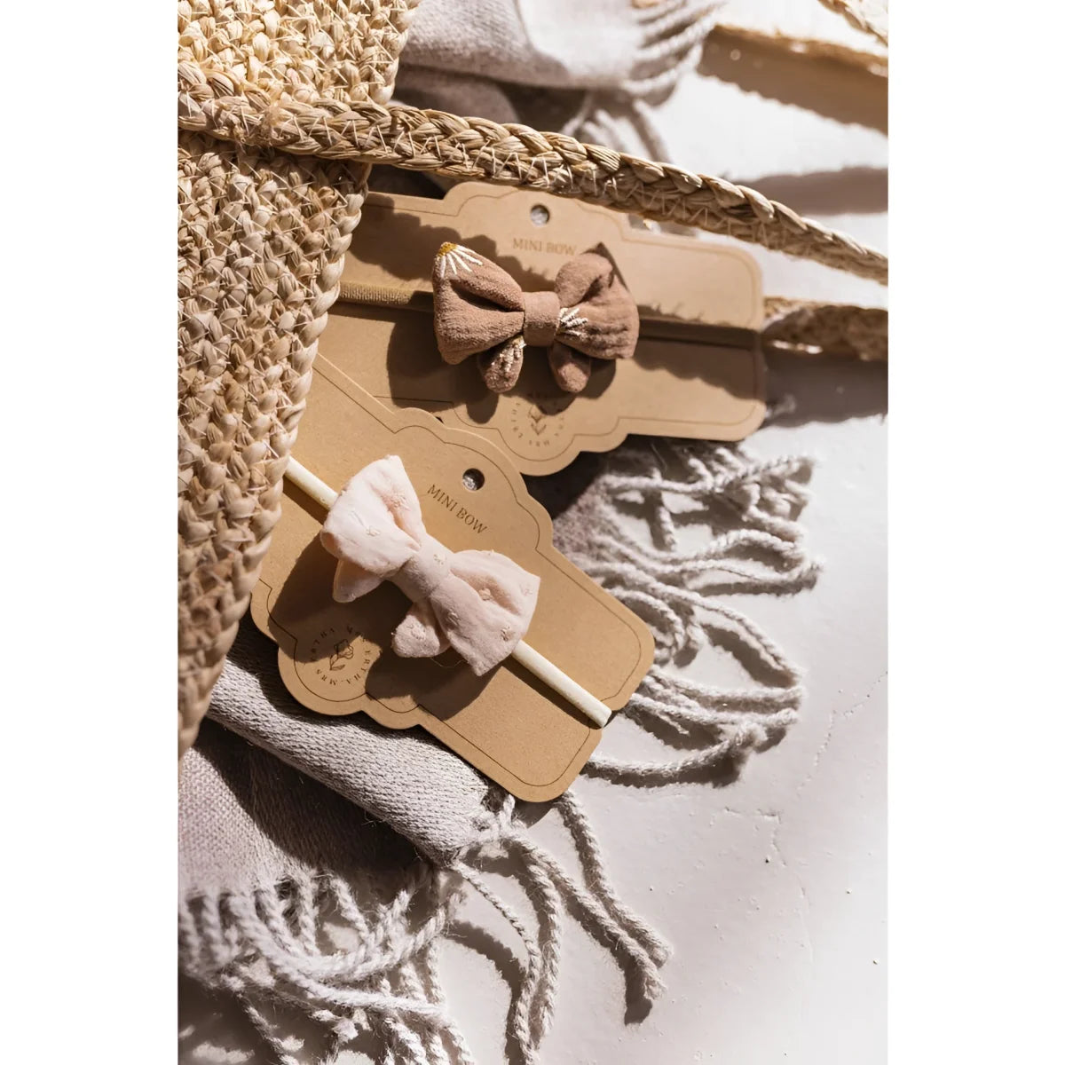 Haarschmuck mit Schleifen in Beige und Weiß auf strukturiertem Untergrund