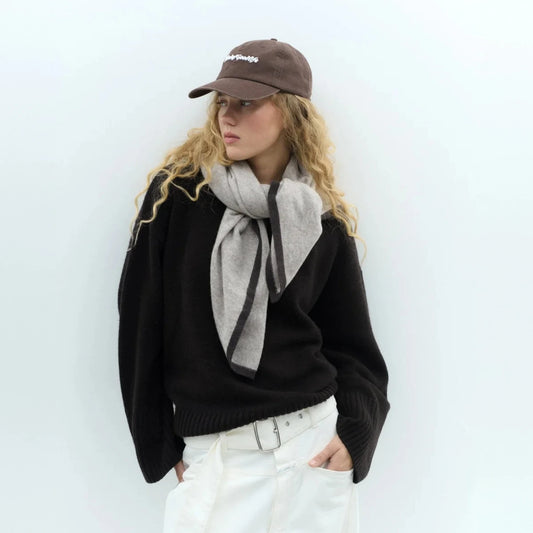 LOVEM LOLA STOLA Écharpe en cachemire Gris + Taupe, portée
