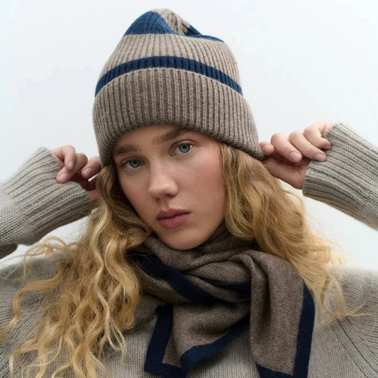 LOVEM LOLA STOLA Écharpe en cachemire Taupe + Bleu, portée