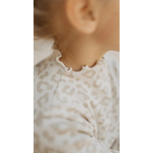 Nachhaltige Babykleidung: Longsleeve Leo mit hohem Kragen, cremefarben Leoprint
