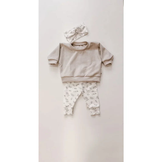 Baby outfit mit beigem Sweatshirt, Blumenleggings und passendem Kopfband im Loose fit Pants | leaves
