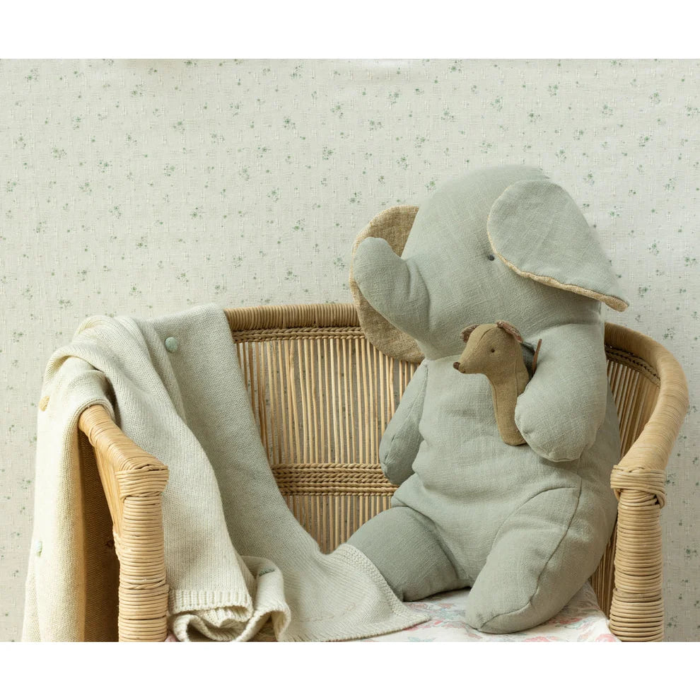 Plüsch-Elefantenspielzeug in einem Korbstuhl, Teil der Lullaby Friends Kollektion