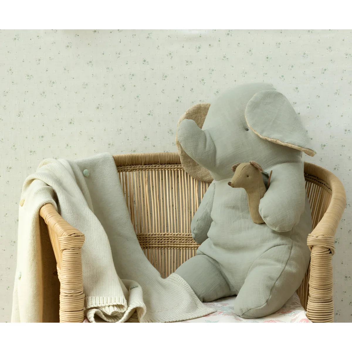 Plüsch-Elefantenspielzeug in einem Korbstuhl, Teil der Lullaby Friends Kollektion