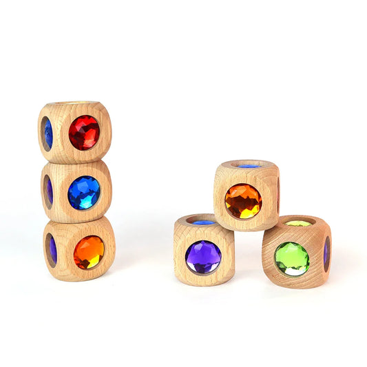 Holzblock mit bunten Edelstein-Einsätzen im Magic Cube Spielzeug