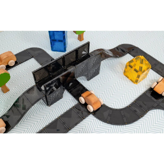 Toy-Straßenset mit Fahrzeugen und Strukturen im Magnetbausteine Creative Roads Pack