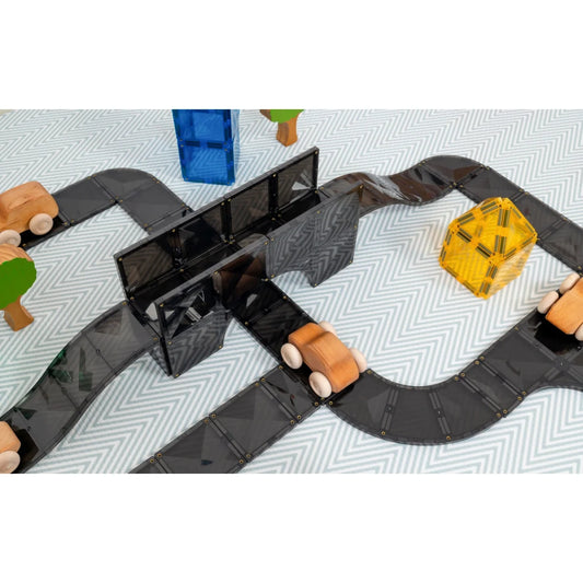 Toy-Straßenset mit Fahrzeugen und Strukturen im Magnetbausteine Creative Roads Pack
