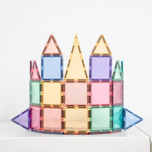 Bunte Magnetbausteine im Mini Pack Pastel aufgebaut zu einer schlossähnlichen Struktur
