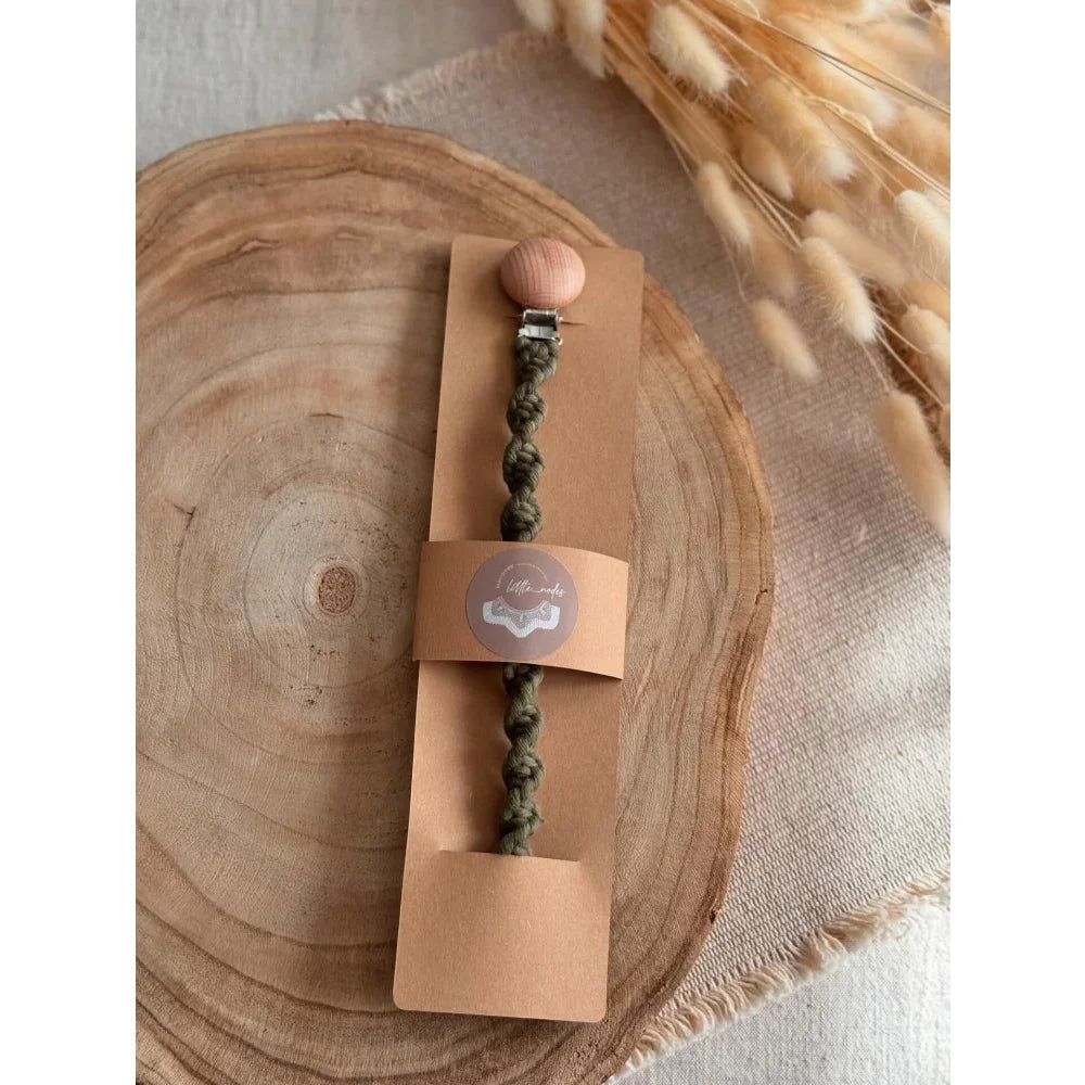 Perlenarmband oder -fußkette auf tanfarbener Kartonhalterung ausgestellt