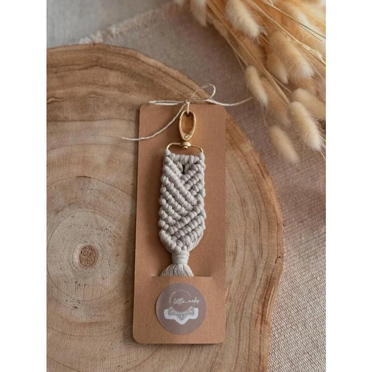Makramé Schlüsselanhänger mit gefiederter Gestaltung an Kraftpapieretikett
