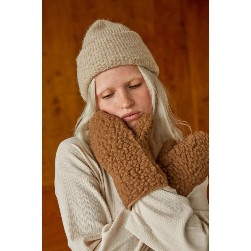 Frau trägt Mama Handschuhe Teddy, beigen Strickmütze, und Fäustlinge in Braun