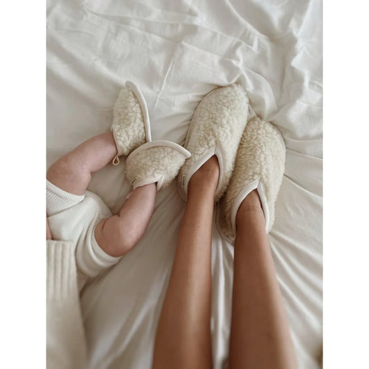 Bequeme, flauschige Hasen slippers von Mama Schaffell in der Farbe Milch getragen
