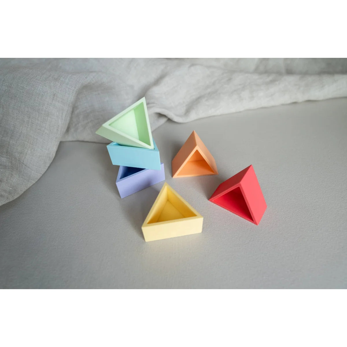 Mandigo dreieck-schälchen aus pastellfarbenem, mattiertem plastik in dreieckiger, schachtelfunktionalität