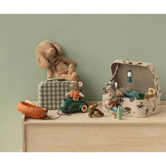 Beige Plüschhase Maus Auto Dunkelgrün auf Koffer sitzend