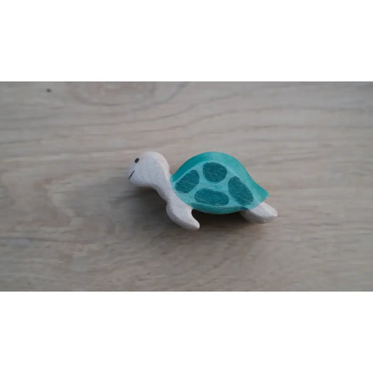 Kleine handgemalte Meeresschildkröte aus Holz mit weißem Körper und teal Schale