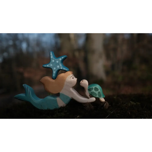 Holz Meerjungfrau-Figur mit blonden Haaren, türkisem Schwanz, grüner Schildkröte und Seestern