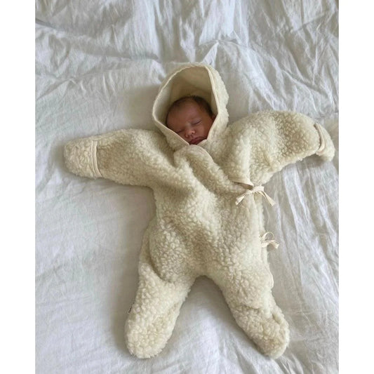 Neugeborenes Baby im flauschigen weißen Kapuzenanzug Merino Snugglesuit Milk