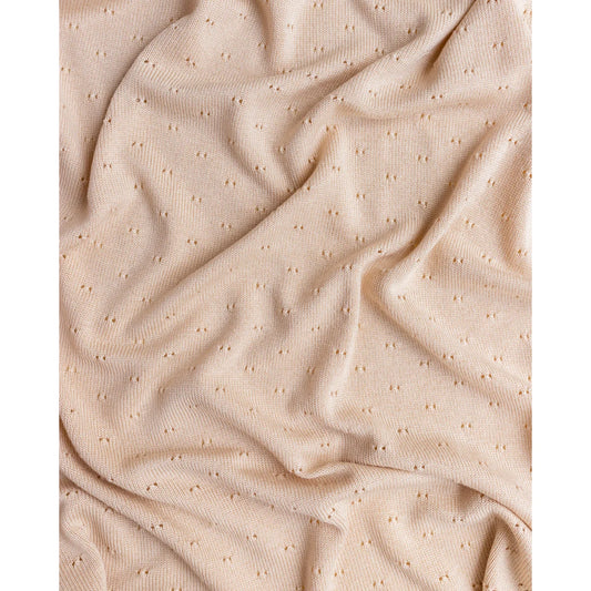 Beiger Stoff mit kleinen Erhebungen auf der Merino Strickdecke Bibi in Oat
