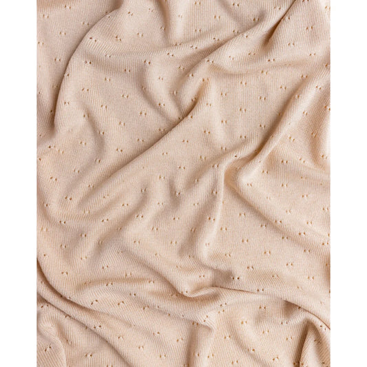 Beiger Stoff mit kleinen Erhebungen auf der Merino Strickdecke Bibi in Oat