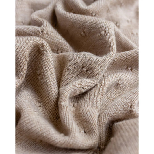 Beige gestrickter Merino-Stoff mit kleinen erhabenen Punkten im Texturmuster