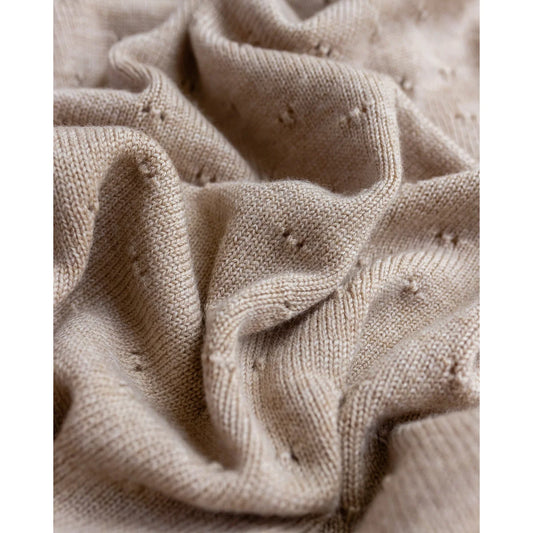 Beige gestrickter Merino-Stoff mit kleinen erhabenen Punkten im Texturmuster