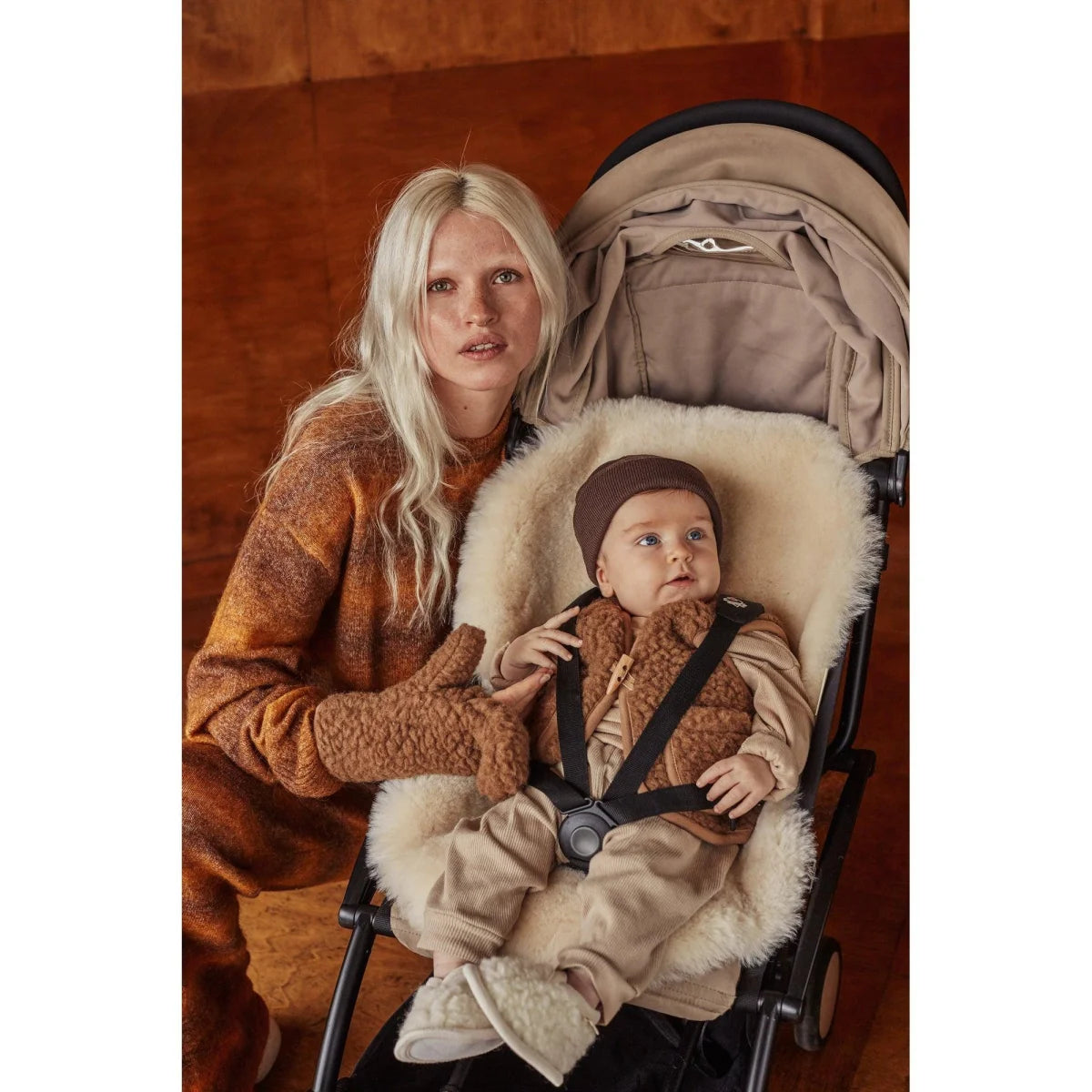 Baby stroller mit Kind und Frau in Merino Weste | Bruno im Park