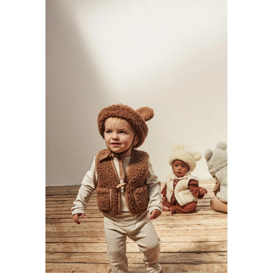 Kleinkind in braunem Bärenweste und Mütze von Merino Weste | Bruno