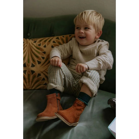 Kinder braune Lederschuhe Mingus Boot Chestnut auf weißem Hintergrund