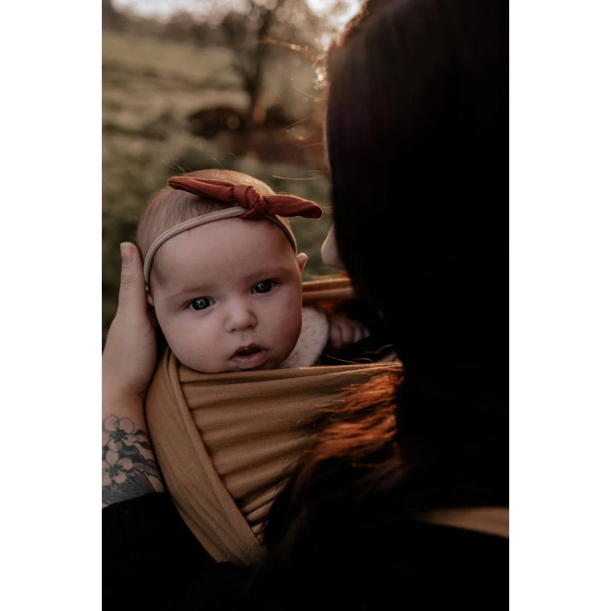 Babys mit rotem Haarband in einer Trage, Mini Bow in verschiedenen Farben