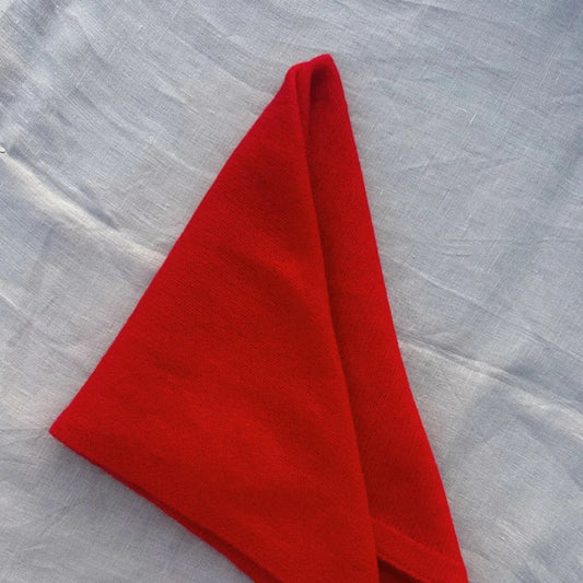 LOVEM MINI SCARF Foulard en cachemire rouge, porté autour du cou