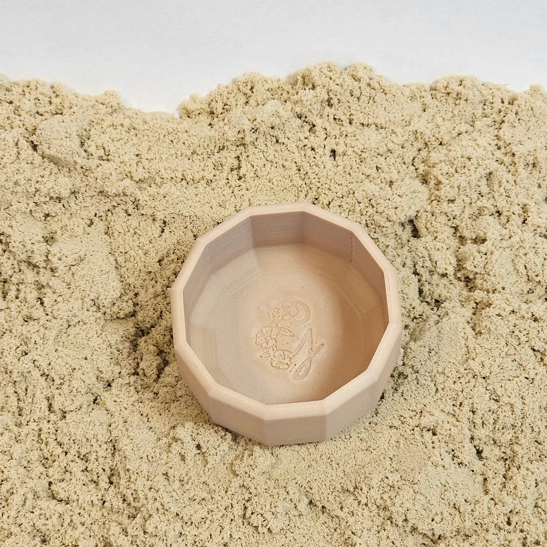 Oktogonale rosa Keramikschale mit Blumenmuster, ideal für magischen Sand und nachhaltige Kinderprodukte Schweiz