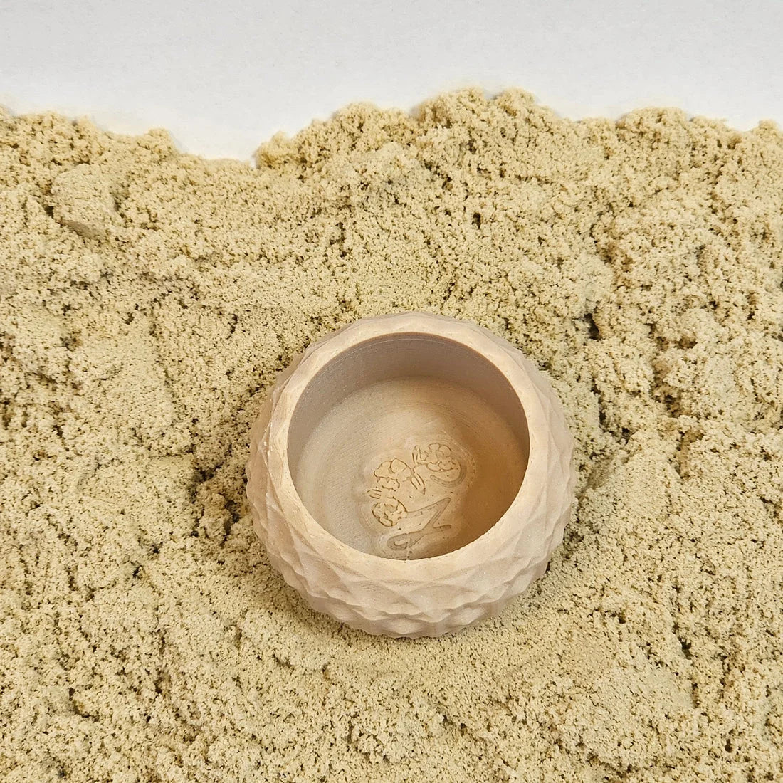 Mini-Spielzeugschale Kristall mit texturierter Oberfläche, ideal für Magic Sand und grüner Ausstecher