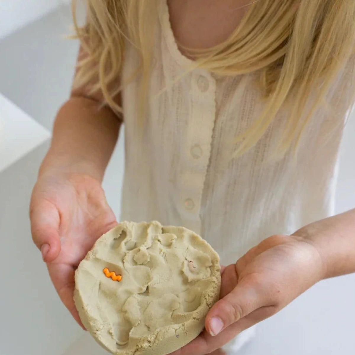 Mani di bambino con pasta da modellare Mini Waves Pastello e motivo a onde in colori pastello