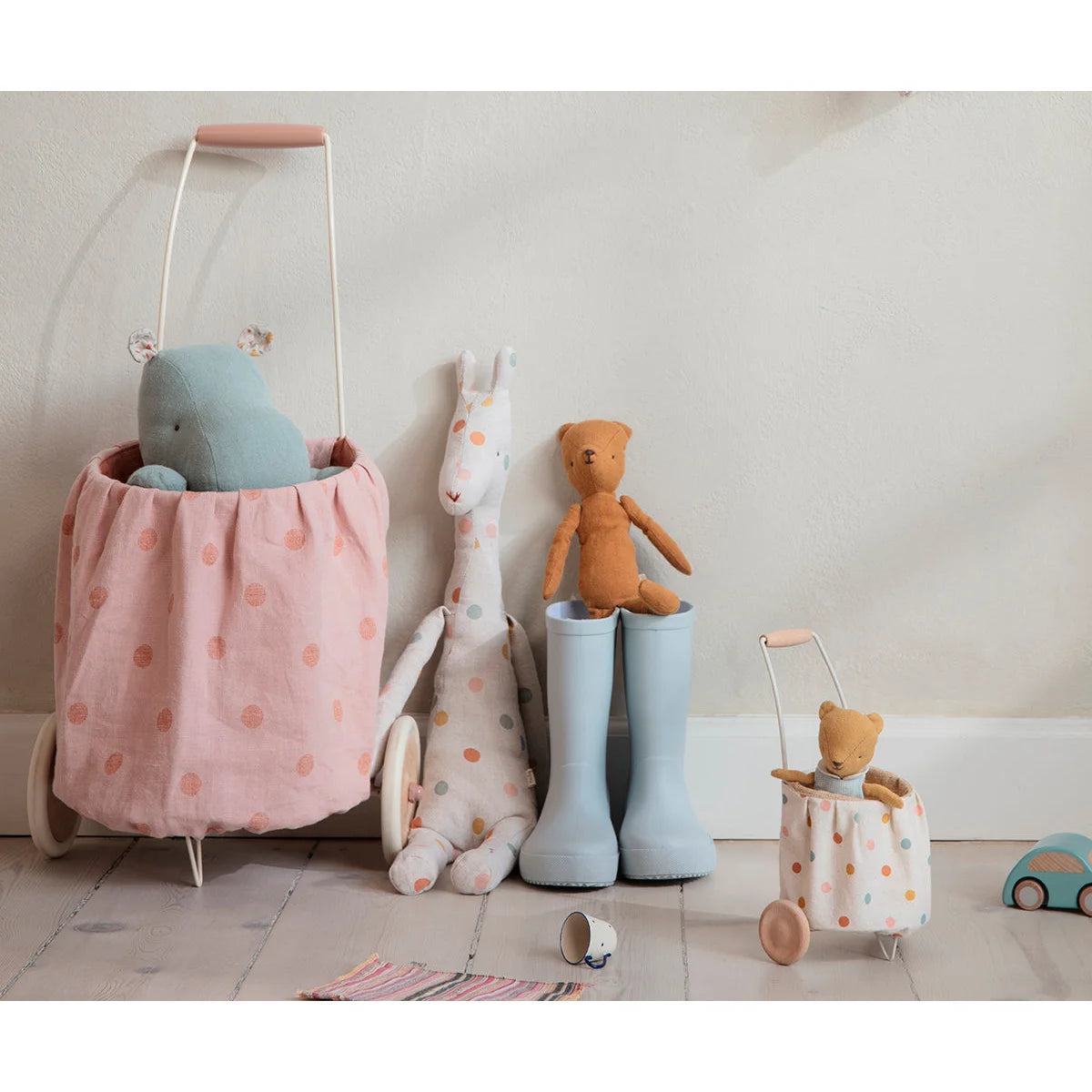 Bunter Miniatur-Trolley mit Punkten und Holzgriff für komfortables Einkaufen