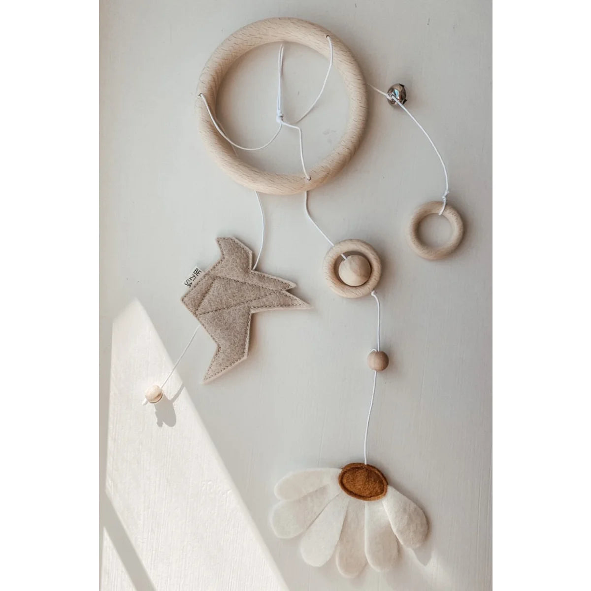 Minimalist baby mobile Mobile Daisy Daylight in Beige with wooden rings and fabric shapes